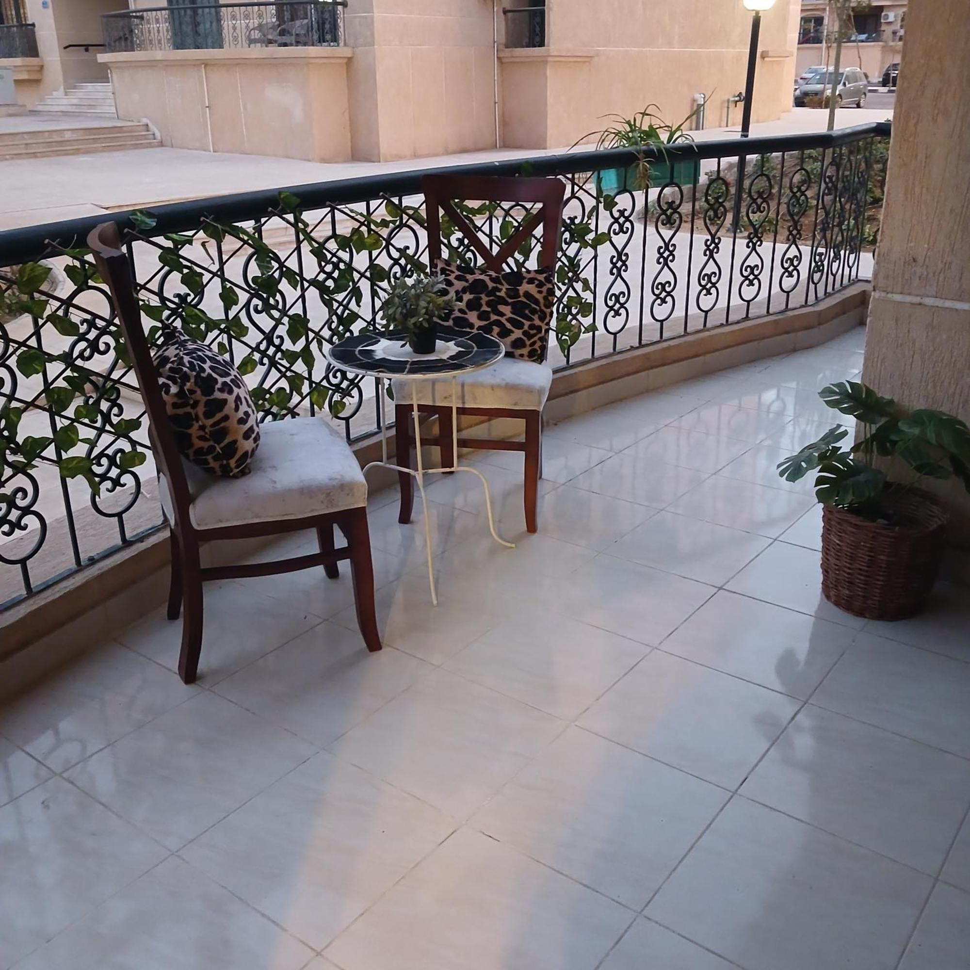 Fabulous Near Gate 20 - El Rehab Apartment Cairo